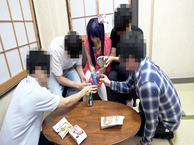 【密着Dキス５P大乱交SEX】140㎝台パイパン美少女レイヤー様が【全員ベロ舐め奉仕＆連続即ハメ中出し】全身ぶっかけキンタマ空っぽになるまでザーメン漬け…他【童貞喪失HOWTOセックス】２本立てSP　サンプル画像04